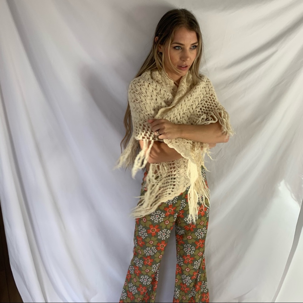 Vintage 1960s crochet ivory fringe scarf